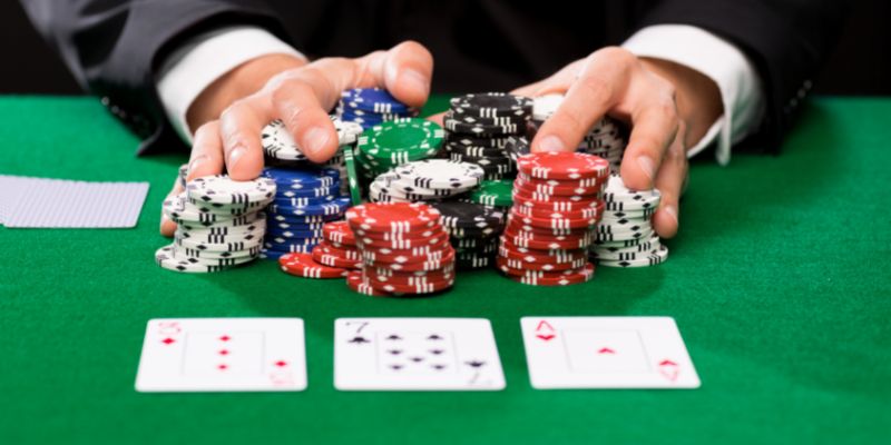 Bài nhựa Poker là gì? 