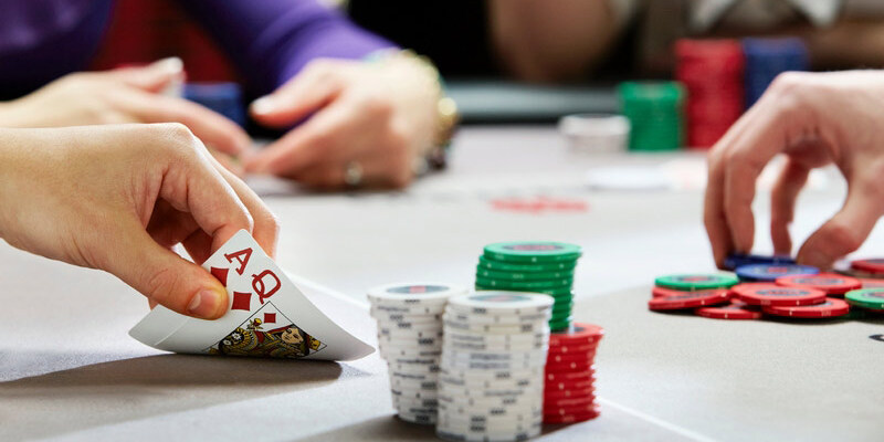 Tìm hiểu luật chơi chất trong bài poker 