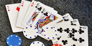 Chi tiết cách chơi bài poker texas hold'em đơn giản dễ hiểu